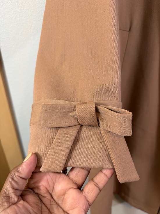 Classic Trench Coat Size M DR2 Tan Notched Lapel Bow Cuff Chic Spring Minimalist - Picture 2 of 10